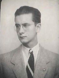 Fotografía de carnet de Jesús Fernández Santos hacia 1945, con gafas y corbata.